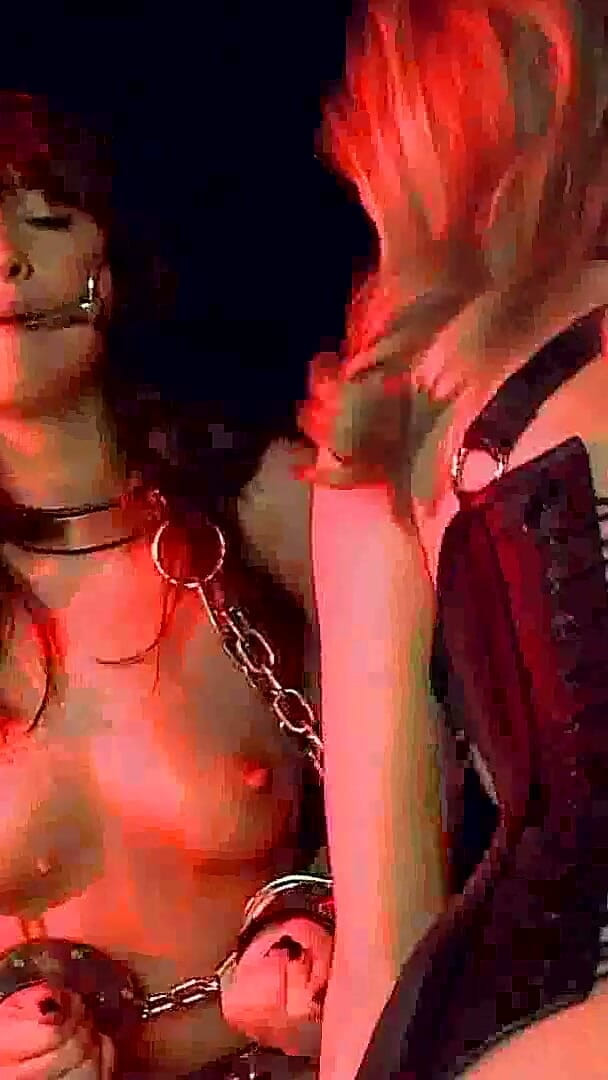 Lezdom Austria: Una padrona arrapata domina il suo sottomesso rosso con una...