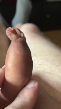 Hrajte si s mým malým ptákem a dlouhou předkožkou (zpomalený pohyb)