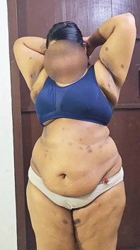 Sexy Bhabi in blauwe saree, saree verwijderen om hier sexy mollig lichaam te laten zien. Grote baas en kont
