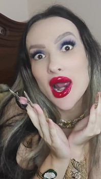 Findom: cash goddess zählt geld und lässt dich ihr dekolleté und füße verehren