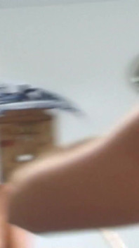 Dwie ułożone hotties bawią się w basen nago