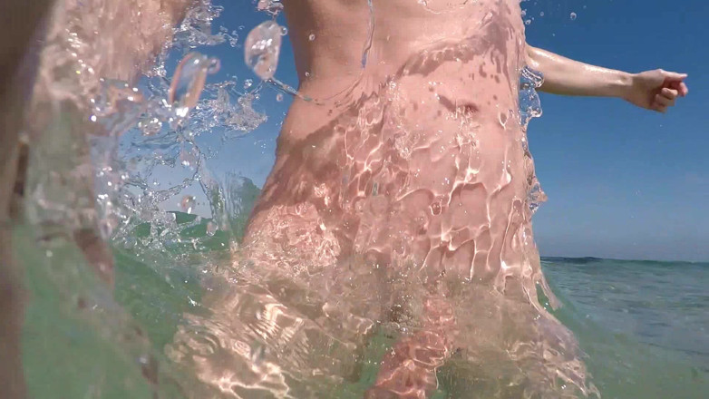outdoor-fun: Spiaggia nudista, onde che giocano con il mio cazzo morbido