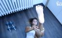 Czech Soles - foot fetish content: Berolahraga di rumah hanya dengan kaki telanjang yang seksi