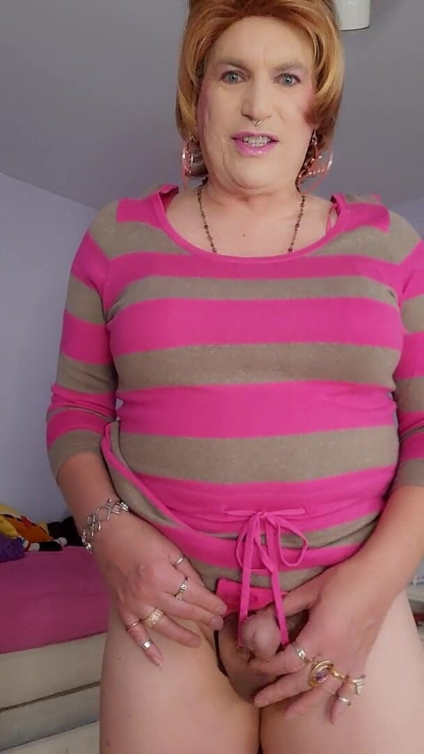 Victoria Lecherri: Excitée dans ma petite culotte rose