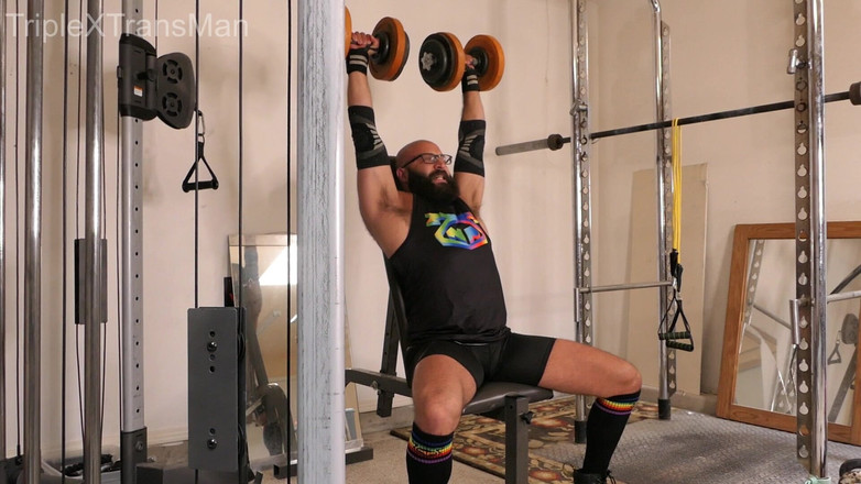 TripleXTransMan: Вуайерист в спортзале наблюдает, как я кончаю