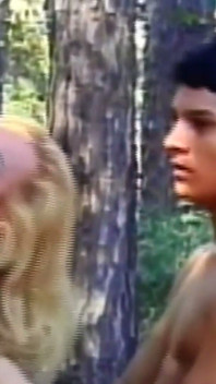 Onverzadigbare blonde 18-jarige zuigt transseksuele pik buitenshuis af