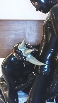 Latex sexbrottning, del 1 - Alex Latex