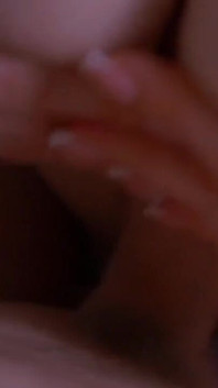 Lascosa milf chupa la polla de su macho y recibe una preñada oral