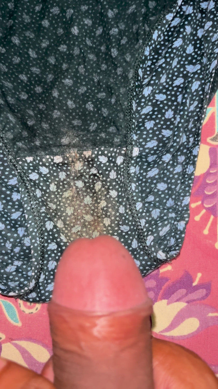 Cumlover35804: My Stepdaughter Is Very Dirty and Smelly Panties