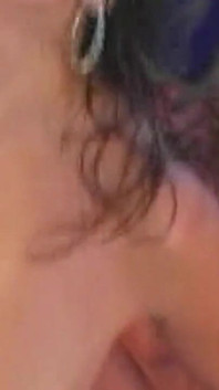 Geile brunette milf zuigt en vingert tot een explosief orgasme