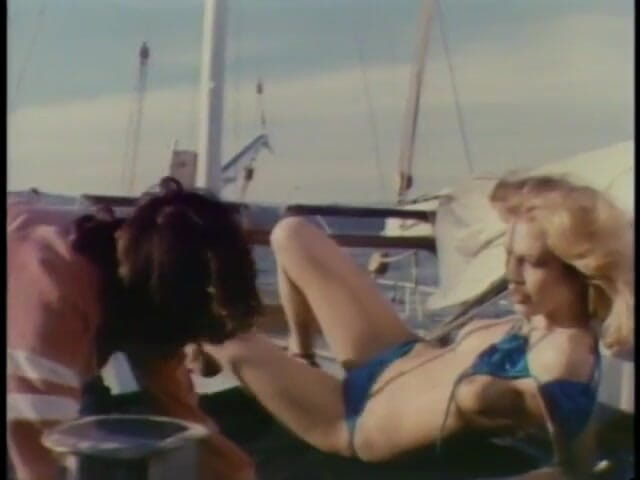 Old Good Porn: Serena et sa copine font un trio torride avec un...
