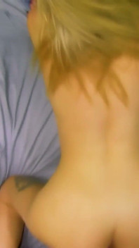 Olyssia petite morena colegiala en hotel, chupando culo, garganta profunda y tragada