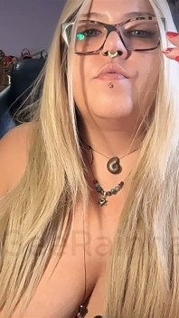 La diosa brasileña desnuda que hace motos caída te ignora mientras ella trabaja