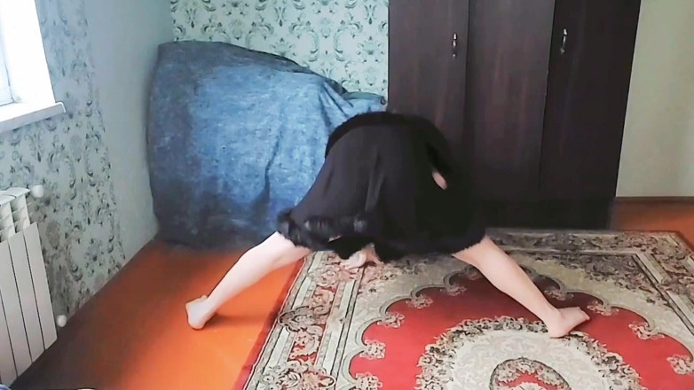 Kitty_Cross: Měkká feminine Femboy protahující se nohy v oblečení na jógu