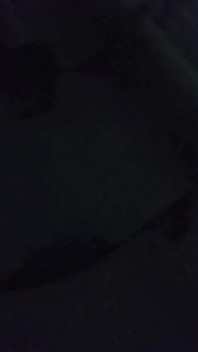 Femboy Dani se pohybuje kolem vnadných nohou v tan punčochách