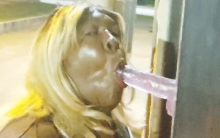 Kyla Throatz: Nyepong dildoku. Kyla Throatz