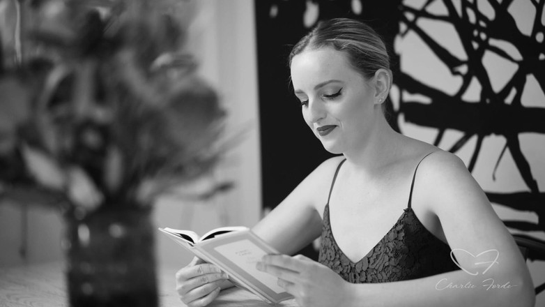 CharlieForde: 以查理·forde、Amber moore为特色的歇斯底里文学的颂歌