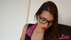 Smokin Fetish: Piękna laska Petra pali cygaro i bawi się stopami