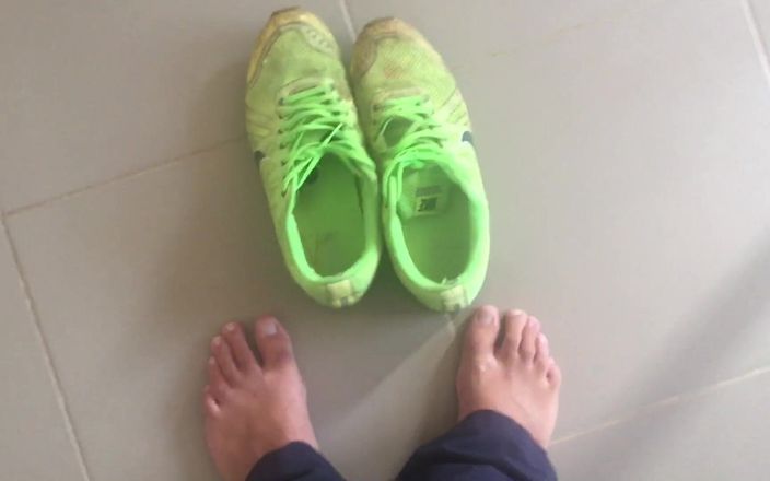 Manly foot: Spor ayakkabıya boşalma - hayran isteği videosu - twitter