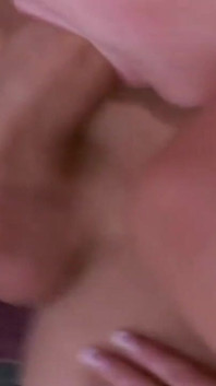 Milf caliente se vuelve loca con dos chicos a la vez