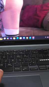 Mon beau-père a trouvé ma vidéo porno ! Pris en flagrant délit ! Masturbation mutuelle !!