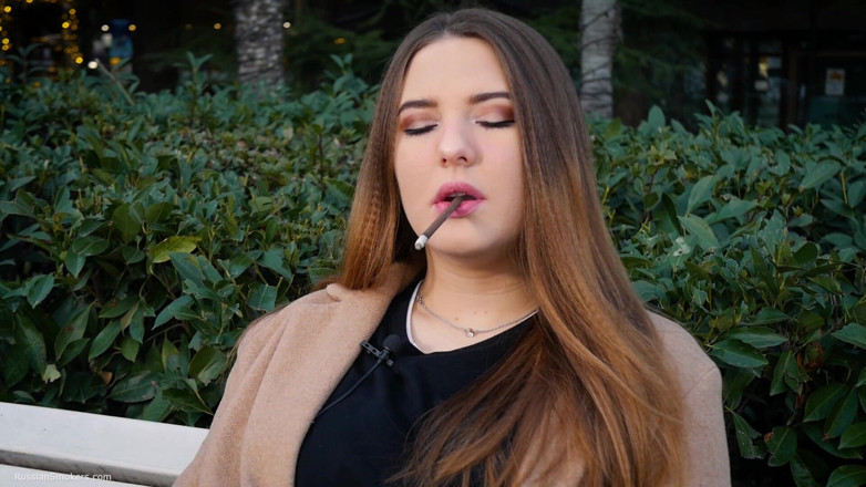 Russian Smokers: Menina russa passa o almoço fumando 1 cigs