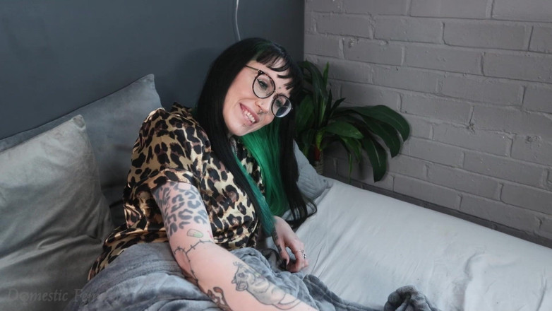 Domestic femdom: 키스 내 발 안녕히 주무세요