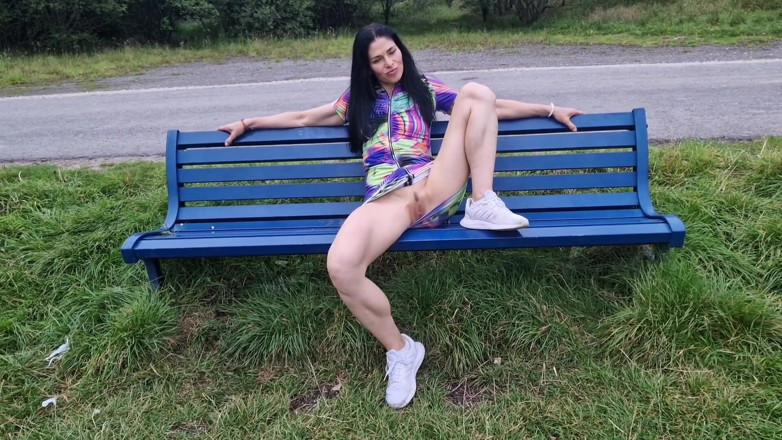 Nicky Brill: Abriendo mis piernas en parque público