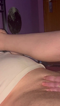 Branlette maison, grosse éjaculation, fétichisme des pieds