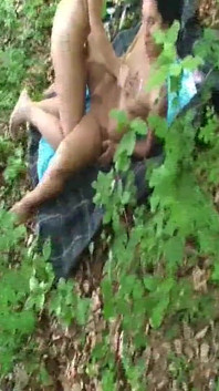 Bi-meisjes spelen in het bos