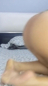 Dolgun Bir MILF, Tüm Arkadaşlarıyla Video Görüşmesinde Göğüslerini Ve Kocaman Poposunu Sergiliyor.