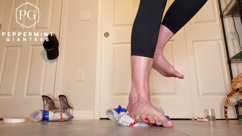 Peppermint Giantess: Dominação de pés tamanho 16: banheiras de proteína esmagadas como brinquedos