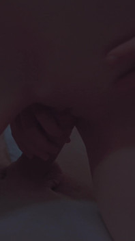Mon demi-frère m’a surpris en train de lécher la chatte de ma belle-mère dans notre lit d’hôtel partagé... Puis nous avons baisé tous les deux et lui a éjaculé dessus