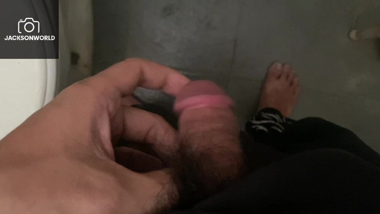 Jackson World: Beccato a fare un momento privato in bagno