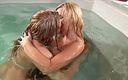 Hot Lesbian Babes: Dua gadis lesbian muda di kolam renang