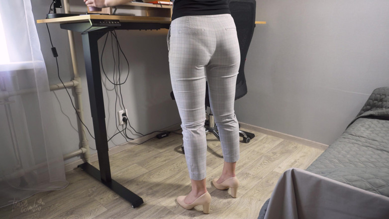 Teasecombo 4K: La collega sexy in pantaloni attillati stuzzica il e la...