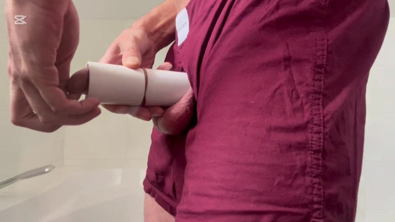 Cockolinoboy: Aku lagi asik ngocok kontol besarku habis-habisan sampai dia mengerang...