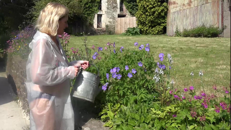 Dirty Doctors Clips - Solo Mature Playtime: Mijn planten water geven