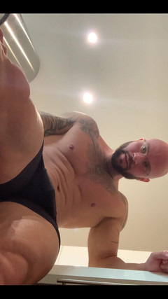 Jasons feet: 작은 도시를 짓밟은 거대한