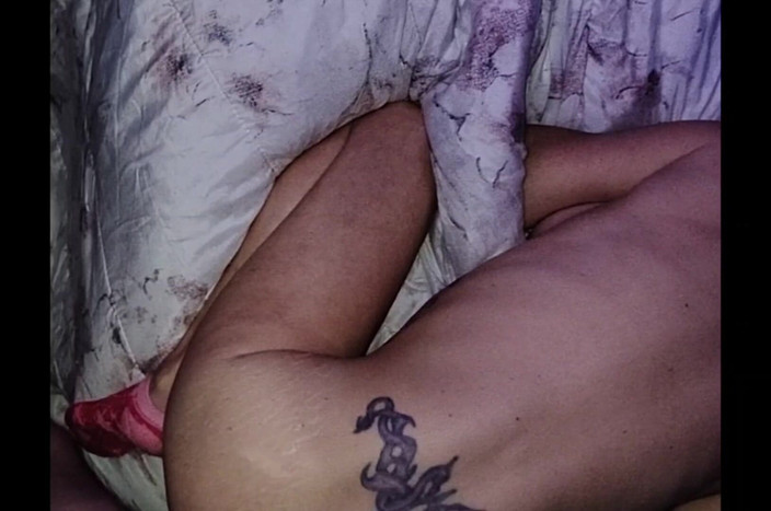 Pussy hound: Piccola sorellastra con culo grasso prende la sua prima manica...