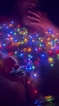 Ebenholz-bBW masturbiert weihnachtsedition
