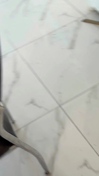 Vecinul meu îmi cere zahăr și eu sfârșesc cu pula lui în cur și sperma lui în gura și ochiul meu