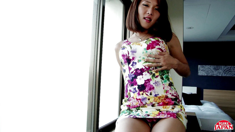 Tgirl Japan: Newhalf Karina Shiratori se masturba