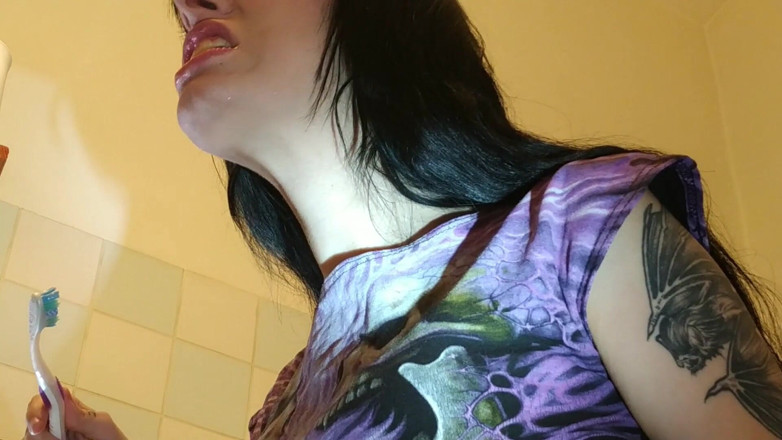 Beth Kinky: Spazzolino da denti dopo un pompino di buongiorno