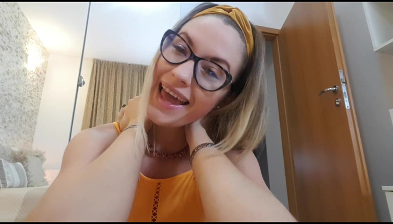 Erotic Tanya: Fustă ridicată cu pârțuri