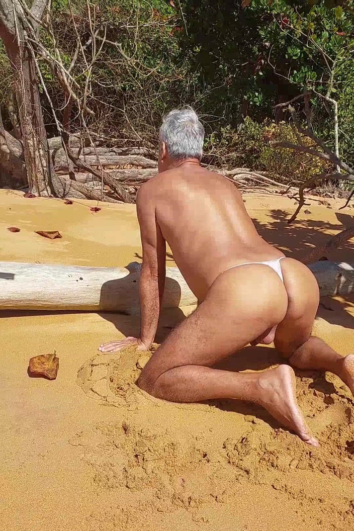 Ladysilvas: Ladysilva in mutandine sulla spiaggia che troia calda e porcellina