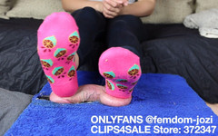JoZi: Cockbox CBT Trampling and Ballbusting with Amateur Feet in Socks