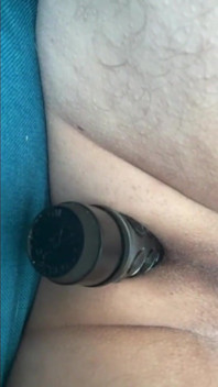 Nur ein süßer Typ mit seinem neuen Dildo im Hintern