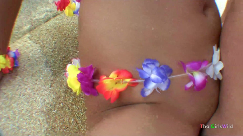 Thai Girls Wild: Awek Thai comel berkongkek di tepi kolam