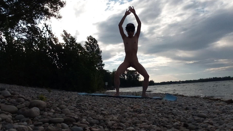 Jon Arteen: Chàng trai khỏa thân mảnh mai tập yoga khỏa thân...